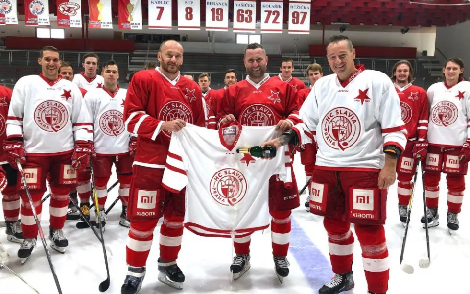 FOTO: Hokejová Slavia představuje nové logo i dresy. Nový spolumajitel sní o postupu