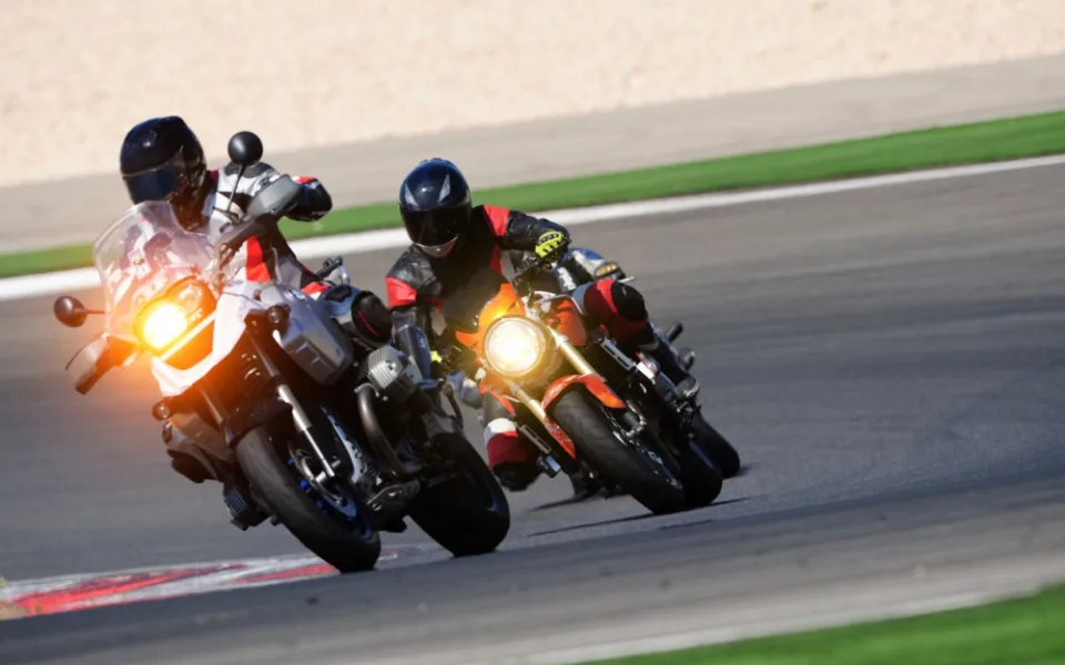 Motorkáři musí myslet na to, že je nechrání karoserie