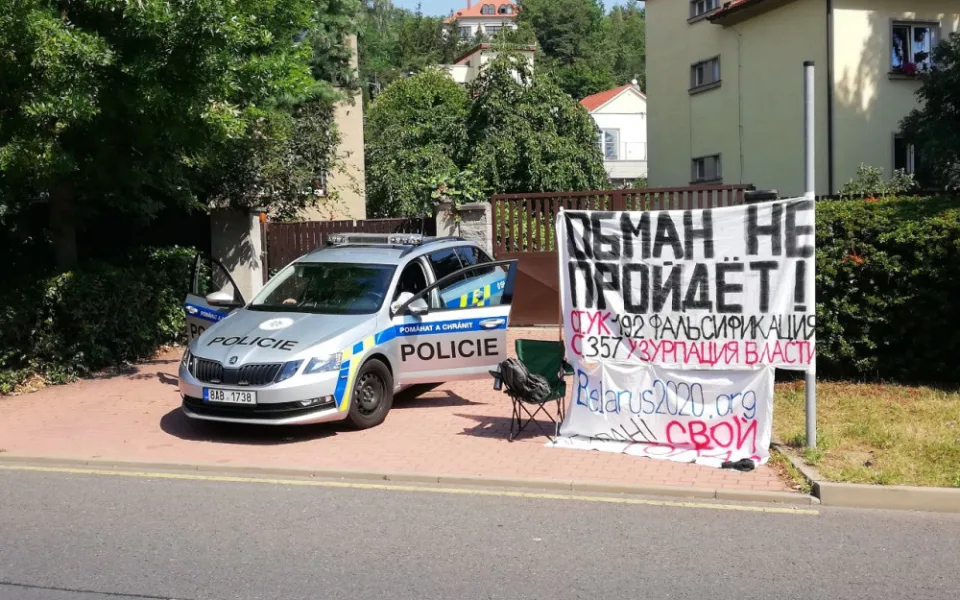 Hlasování provázel poklidný protest odpůrců prezidenta Alexandra Lukašenka, kteří naproti ambasádě vyvěsili transparent odsuzující možné falšování výsledků. Situaci před velvyslanectvím sledovala policie, žádné konflikty ale nenastaly.