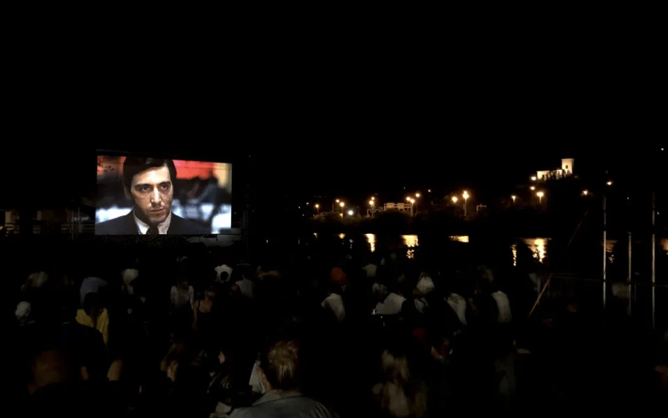 PRAŽSKÉ LETŇÁKY: Yellow Cinema. Kino a plážový volejbal