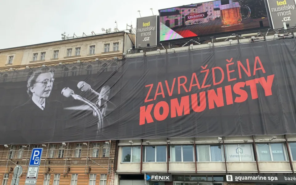 Velkoplošná reklama u Nuselského mostu je zpět. Tentokrát odkazuje na výročí popravy Milady Horákové.