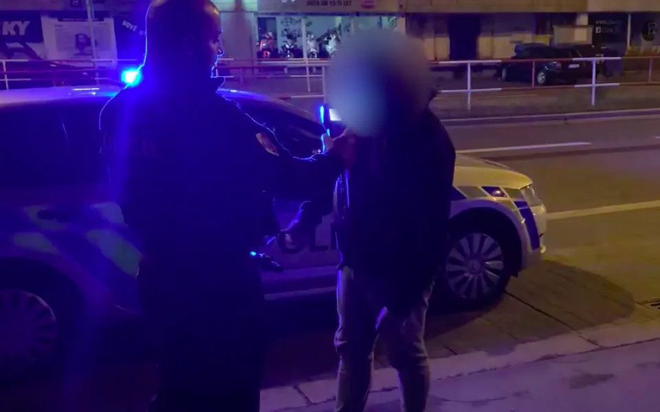 Policistka cestou z práce zadržela vandala ničícího metro. Při činu ho natočila.