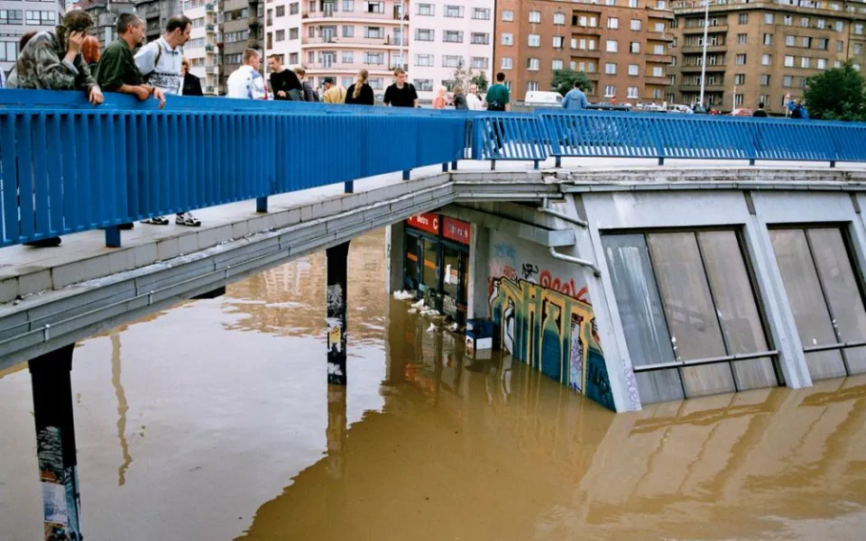 Chaos, miliardové škody i utopené soupravy. Takhle před osmnácti lety vypadalo pražské metro.