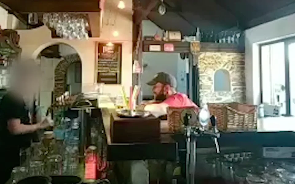 Policie hledá muže, který si z restaurace odnesl kasírku. Poznáváte ho?