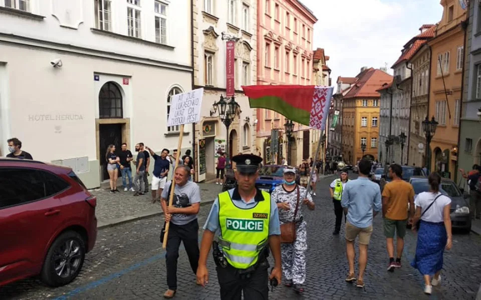 Přes 200 lidí v Praze demonstruje kvůli situaci v Bělorusku.