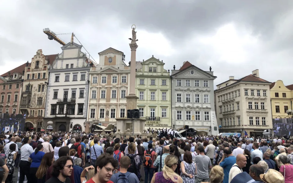 Duka požehnal mariánský sloup. „Hanba!“ skandovali odpůrci