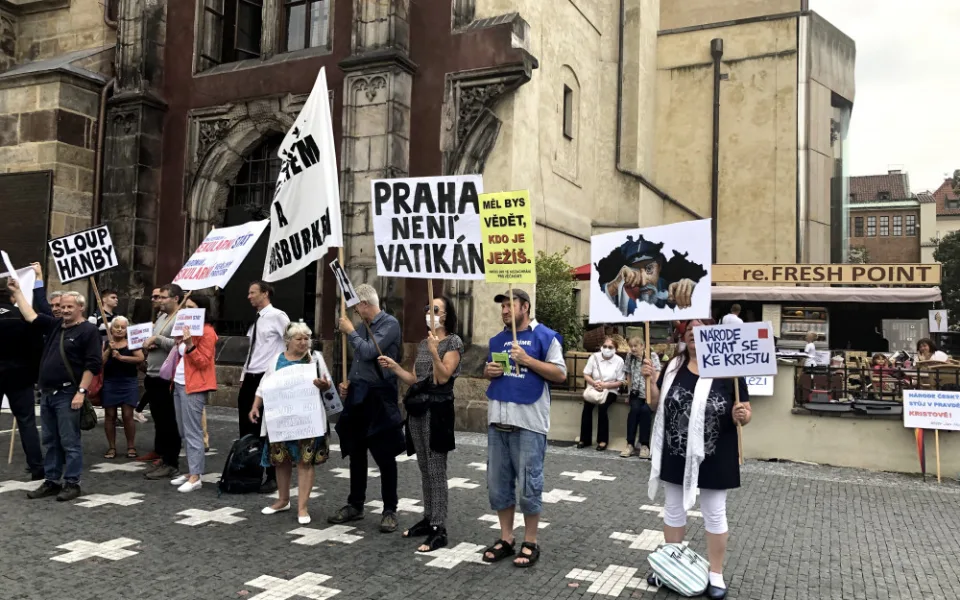 „Je to jako znovu postavit pomník Stalina.“ Drbna vyzpovídala protestující proti mariánskému sloupu