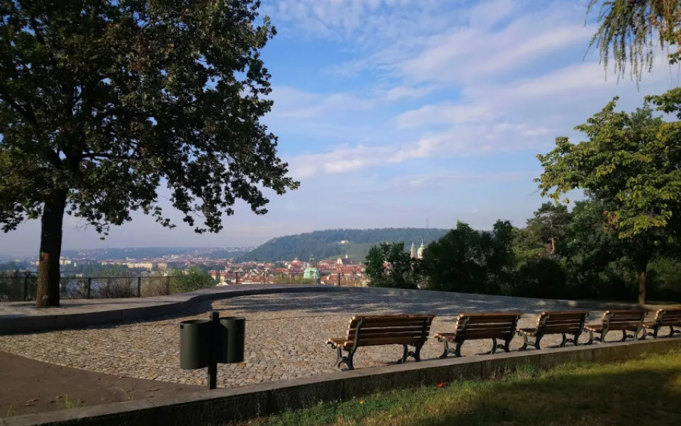 Blátivý svah je minulostí. Vyhlídka na Letné prošla rekonstrukcí.