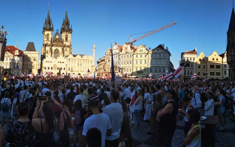 V Praze vyjadřuje solidaritu s demonstranty v Minsku tisíc lidí.