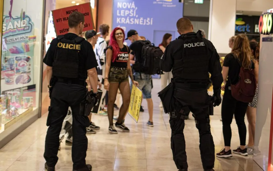 Aktivisté zaplavili Albert v Arkádách. Protestovali proti kampani za záchranu lesů.