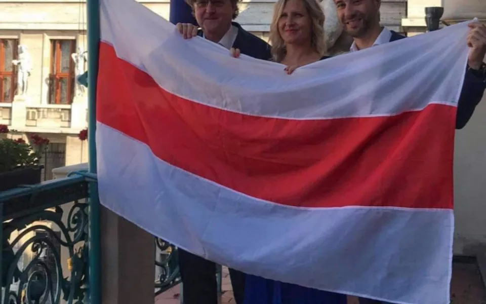 Na pražském magistrátu zavlála historická běloruská vlajka.