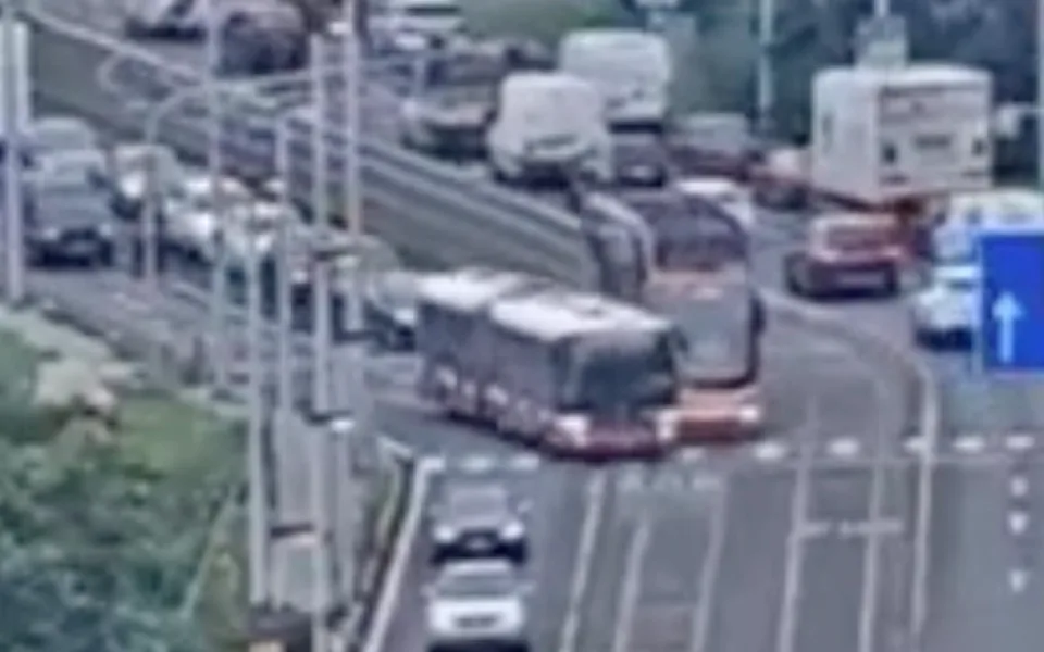 Autobus vjel přímo do cesty rozjeté tramvaji. Střetu nešlo zabránit, jen náhodou se nikdo nezranil.
