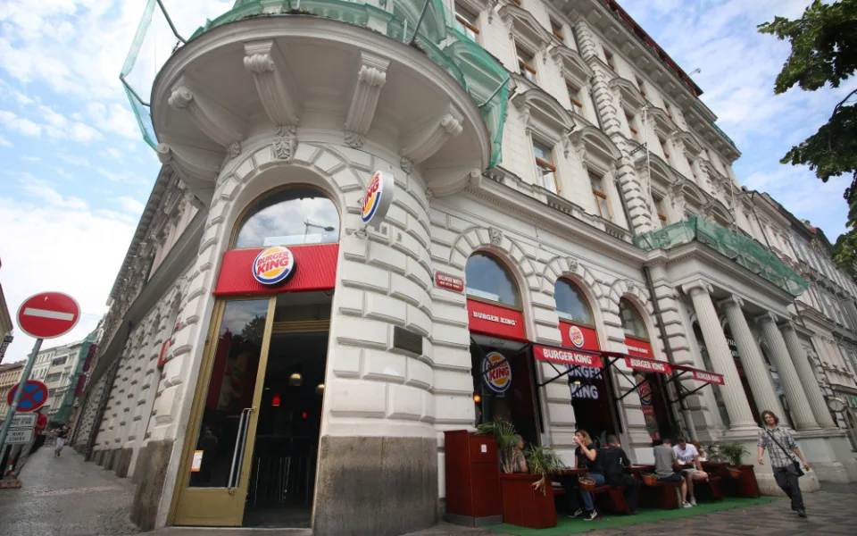 Spor o prostory na Václavské náměstí. Americký fastfood nahradí bonbony na váhu.
