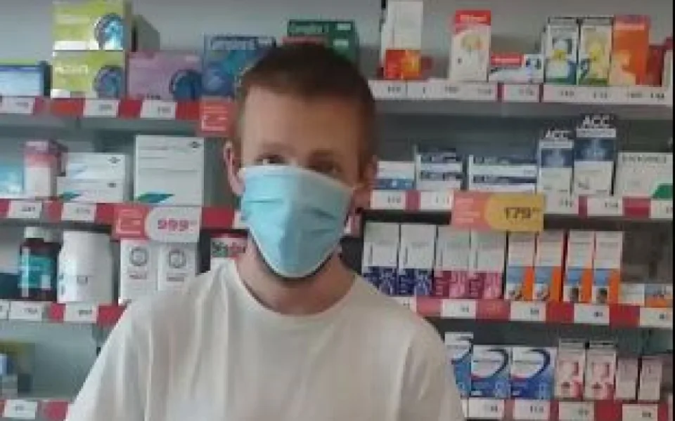 VIDEO: Žena bez roušky se dožadovala léků. Lékárník jí je odmítl vydat