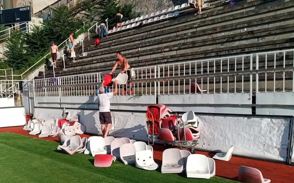 FOTO: Fanoušci Viktorky Žižkov pomáhali na stadionu s demontáží sedaček