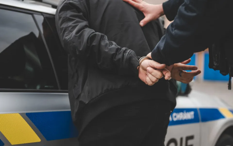 Muž podezřelý z pokusu o vraždu na Žižkově se dnes přihlásil na policejní stanici