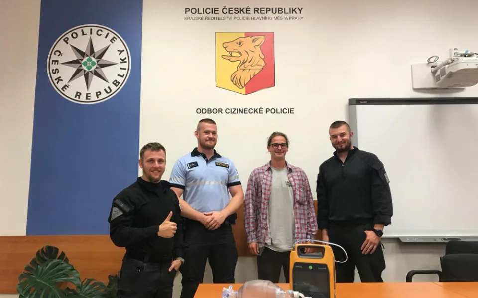 FOTO: Pražští policisté zachránili život dělníkovi. Ten jim přišel osobně poděkovat
