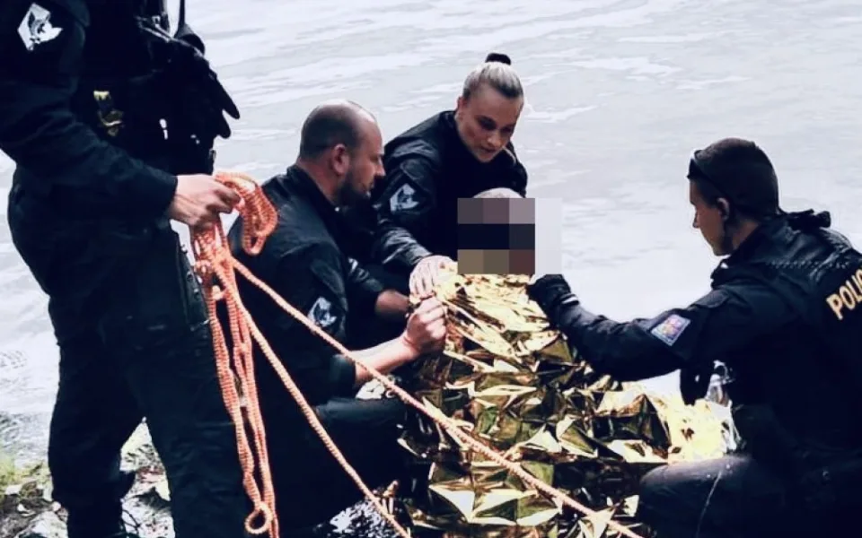 FOTO, VIDEO: Muž se chtěl utopit ve Vltavě. Život mu zachránili policisté