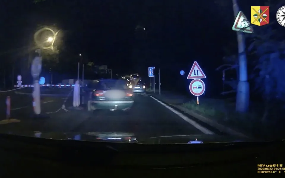 VIDEO: Policie pronásledovala řidiče. Vyskočil za jízdy z auta