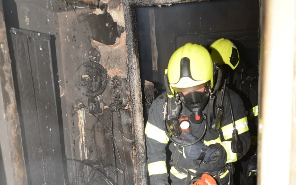 Pět osob zachránili hasiči při požáru v Praze 5. Škoda je půl milionu korun