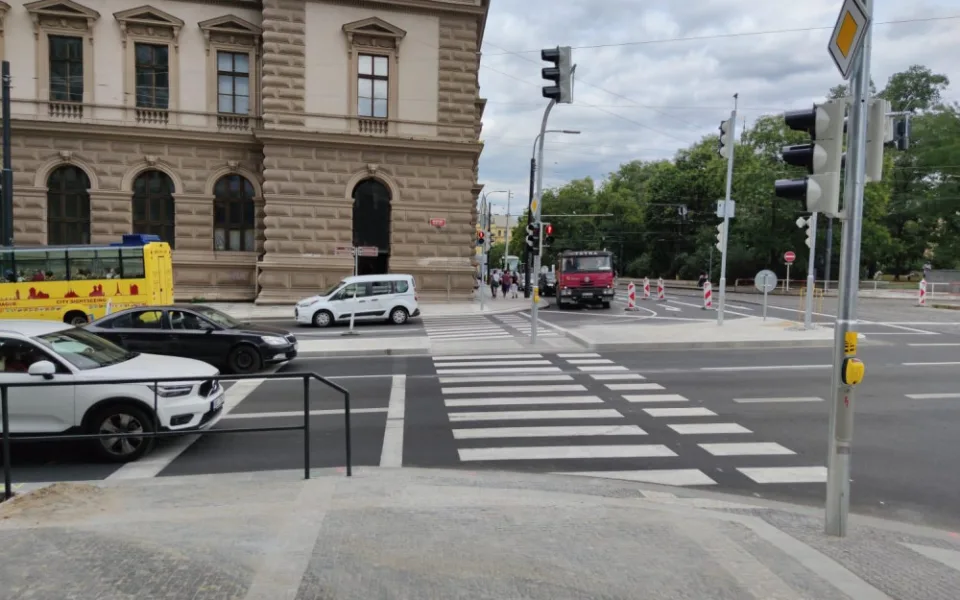 FOTO: Na Karlově náměstí skončila první etapa plánovaných opravy silnic a chodníků