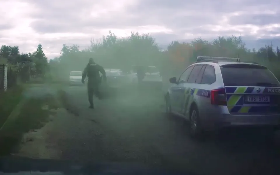 Podezřelý z loupeže skončil v policejních poutech. Hlídkám se snažil ujet.