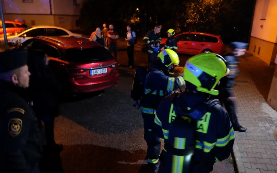 FOTO, VIDEO: Při požáru v Praze 4 dnes večer zemřel starší muž