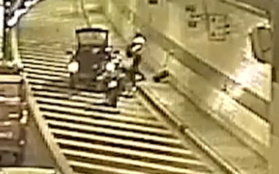 VIDEO: Invalida měl defekt pneumatiky v tunelu Blanka. Kolo mu vyměnil policista
