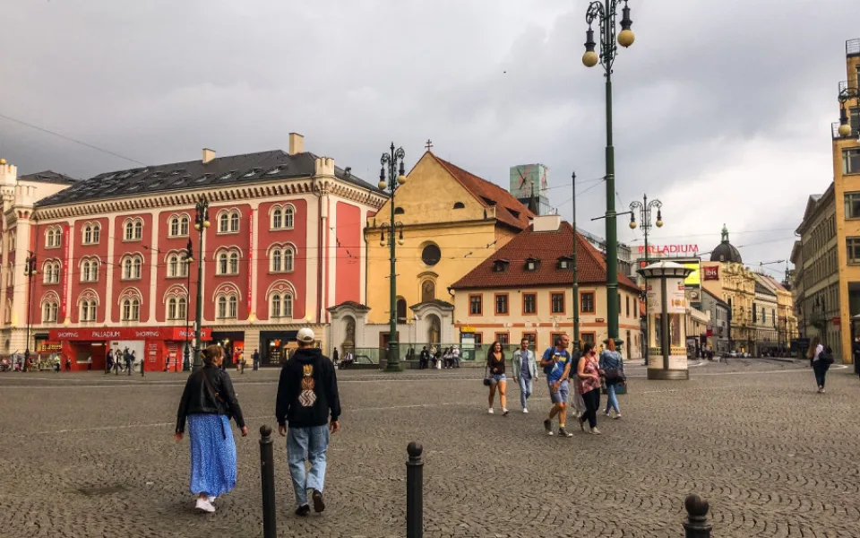 Výstava na náměstí Republiky má poukázat na soužití s krátkodobým ubytováním
