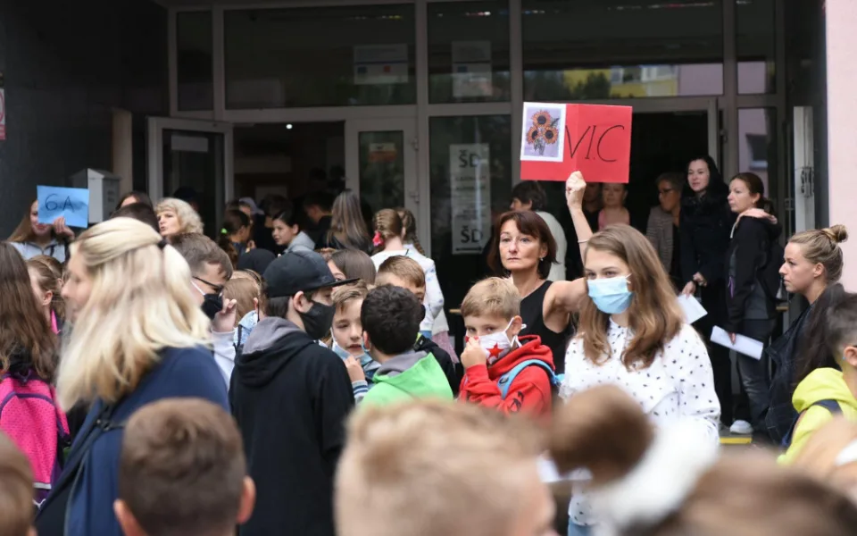 FOTO: Přes tisíc prvňáčků včera usedlo do lavic v 15 školách v Praze 8