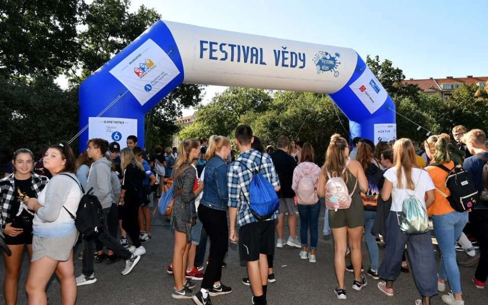 Oblíbený Festival vědy se letos uskuteční on-line. Je zdarma a bez registrace