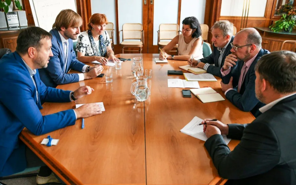 Kontrola na ministerstvu zdravotnictví odhalila další lidi covid-19 pozitivní
