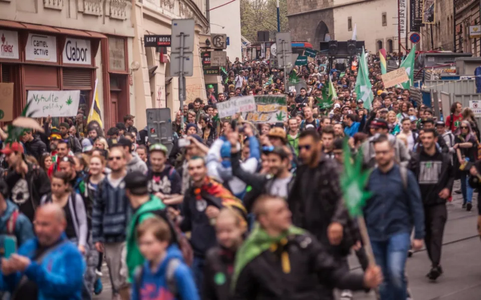 FOTO: Prahou projdou milovníci konopí. Million Marihuana March volá po jeho legalizaci