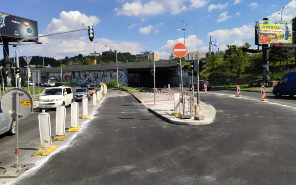 FOTO: V Modřanské ulici dnes v předstihu skončily stavební práce