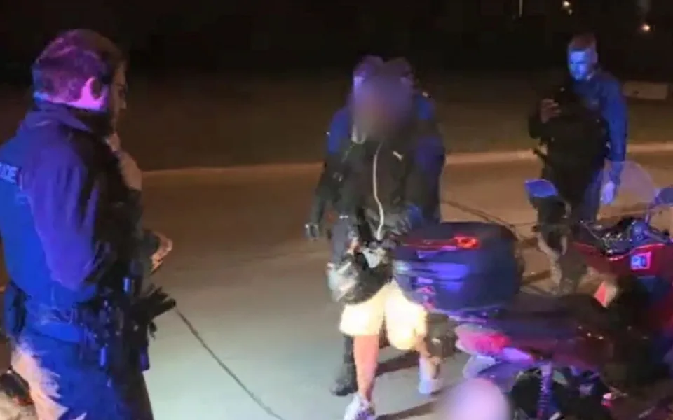VIDEO: Muž nahlašoval krádež skútru, ve stejnou chvíli už policisté řešili zloděje