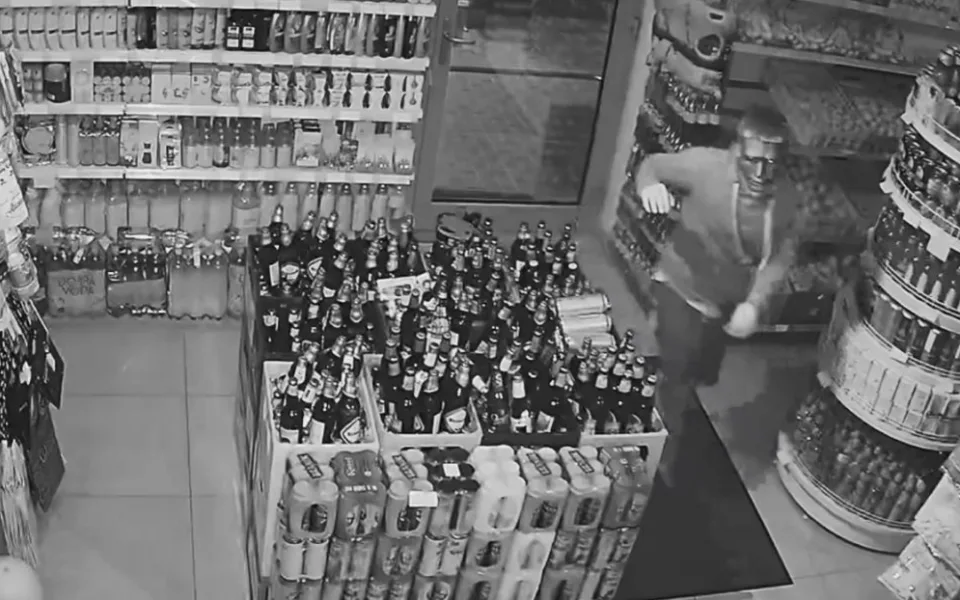 VIDEO: Muž v masce vykradl kasu v obchodě na Střížkově. Pátrá po něm policie
