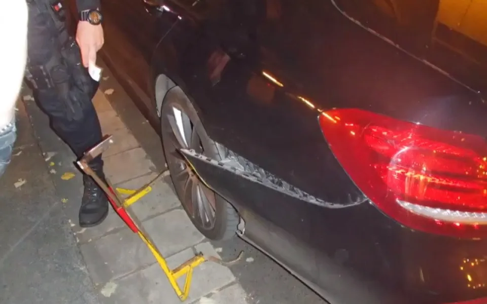 VIDEO: Muž se snažil odjet s botičkou na kole svého auta. Nadýchal přes dvě promile alkoholu