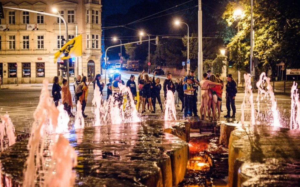 FOTO: Aktivisté obarvili vodu ve fontáně v Praze na červeno. Chtějí zákaz živočišných produktů