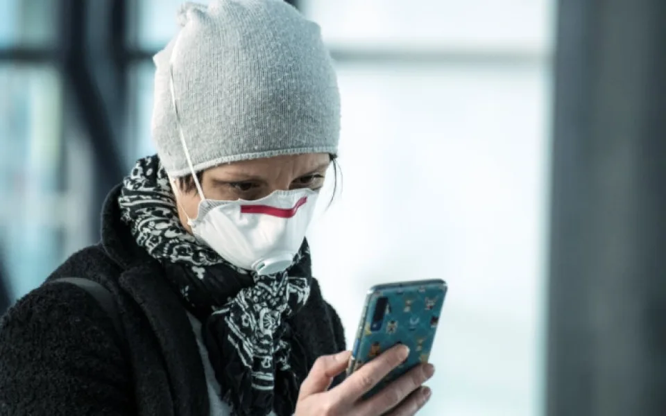 Roušky se budou muset nosit i ve firmách. Při dodržení rozestupů budou platit výjimky