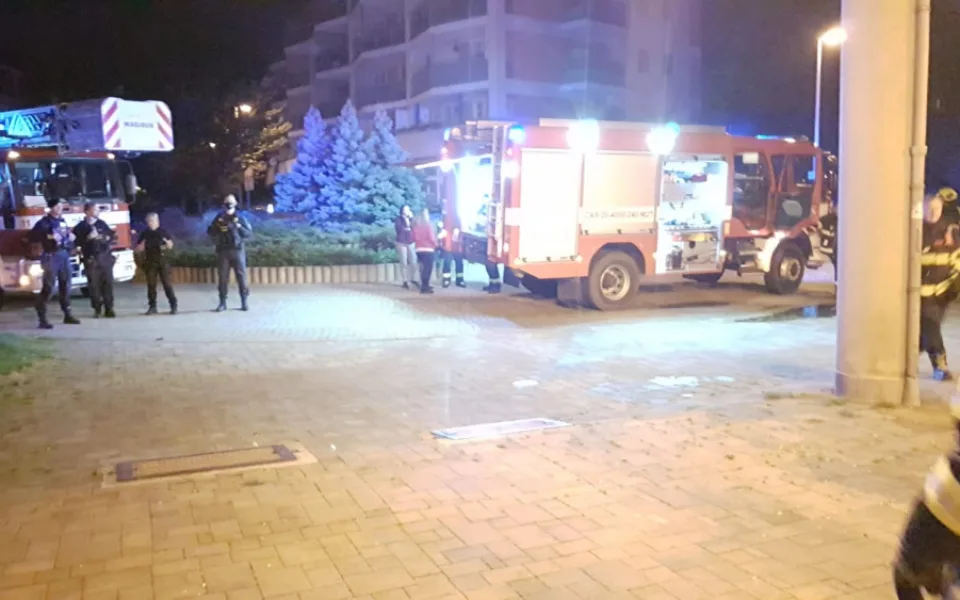 FOTO: Při požáru sklepa v Praze bylo evakuováno osmnáct osob včetně dětí