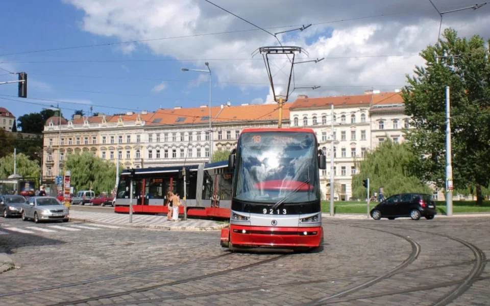 Přes Újezd, Staroměstskou a Malostranskou nepojedou tramvaje. Opraví se koleje