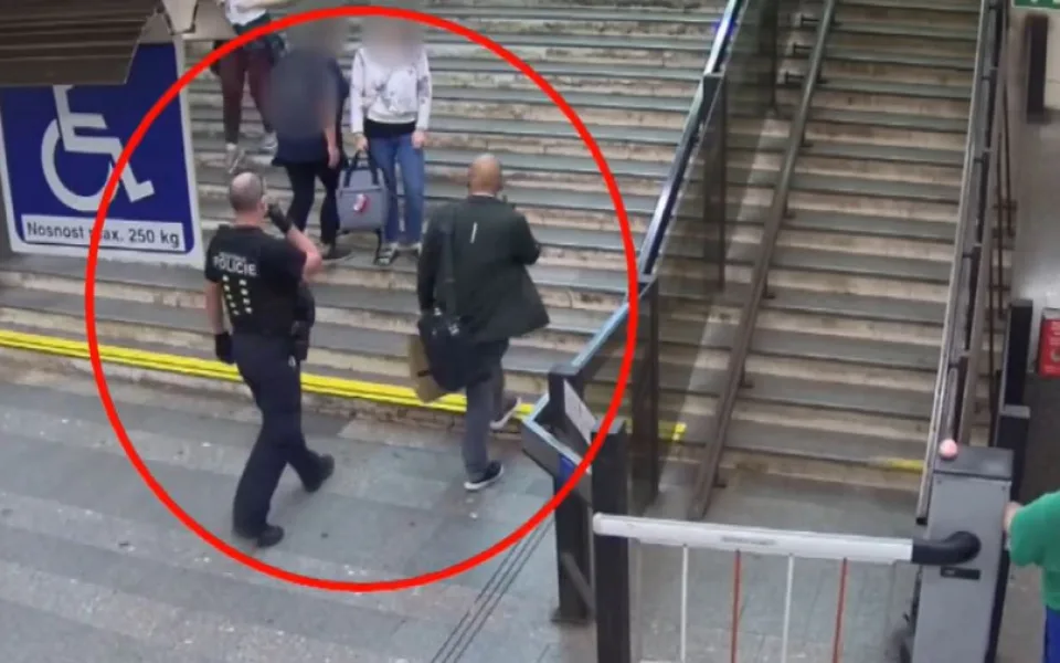 VIDEO: Muž ukradl v prodejně v Praze 10 batoh. Prodavačka zloděje dostihla