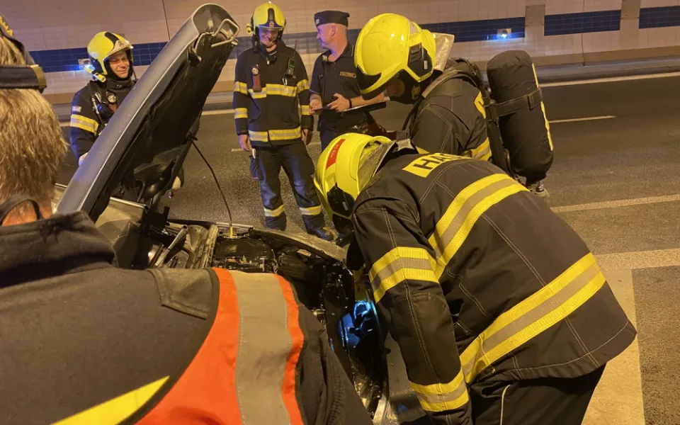 FOTO: V Bubenském tunelu hořelo odpoledne auto. Hasiči požár rychle lokalizovali