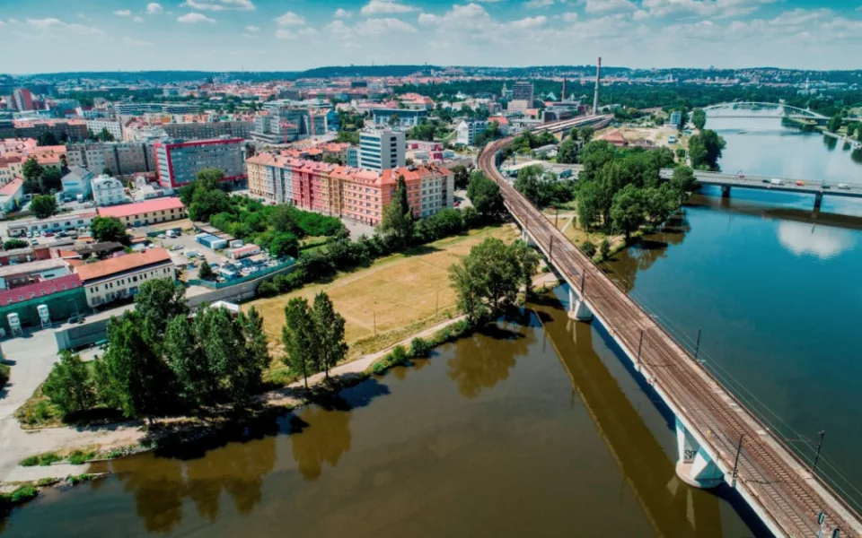 U Vltavy vznikne nový park. Praha 7 vyhlásila soutěž na jeho podobu