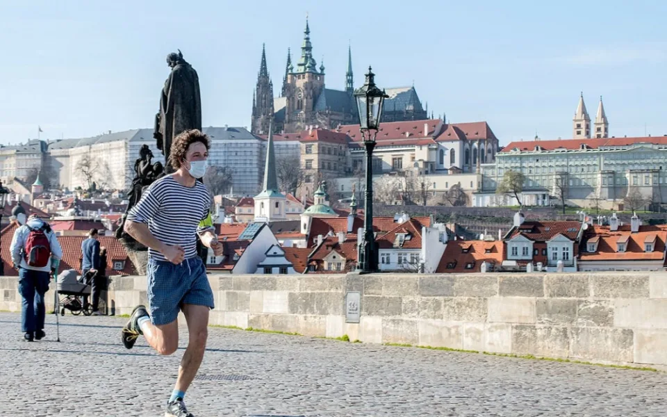 V úterý v Praze přibylo rekordních 372 případů koronaviru. Mezi rizikové regiony ji zařadilo vedle Německa i Nizozemsko
