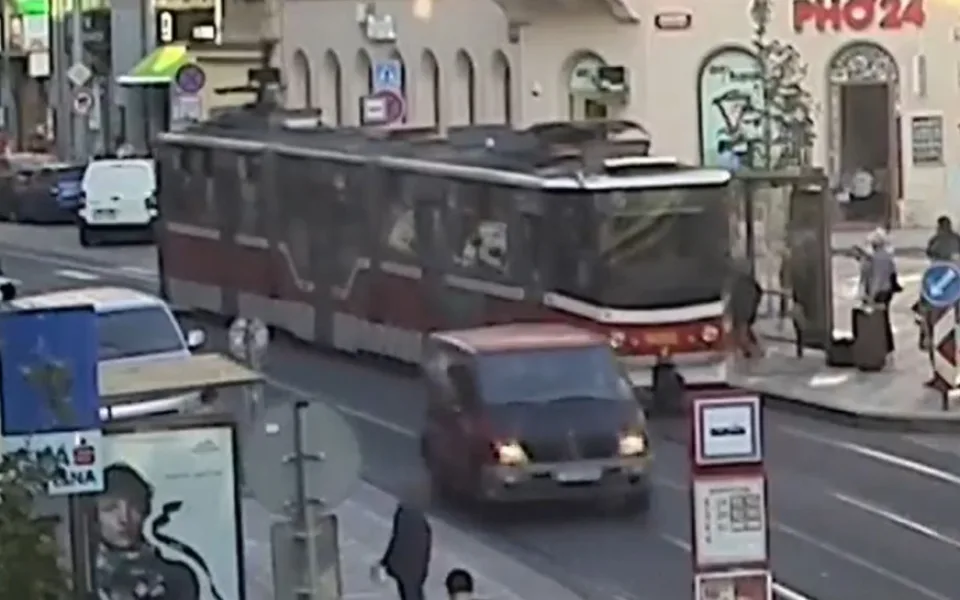 VIDEO: Honička v centru Prahy. Opilý mladík bez řidičáku ujížděl v dodávce strážníkům