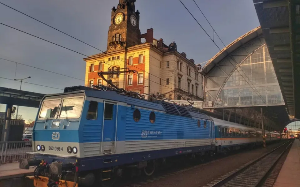 Kvůli koronaviru opět ubývají cestující. Ve vlacích jich teď jezdí 75 procent