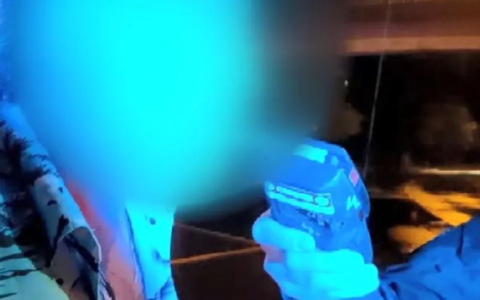 VIDEO: Dám vám deset tisíc, když mě odvezete domů. Opilý řidič skončil na policii