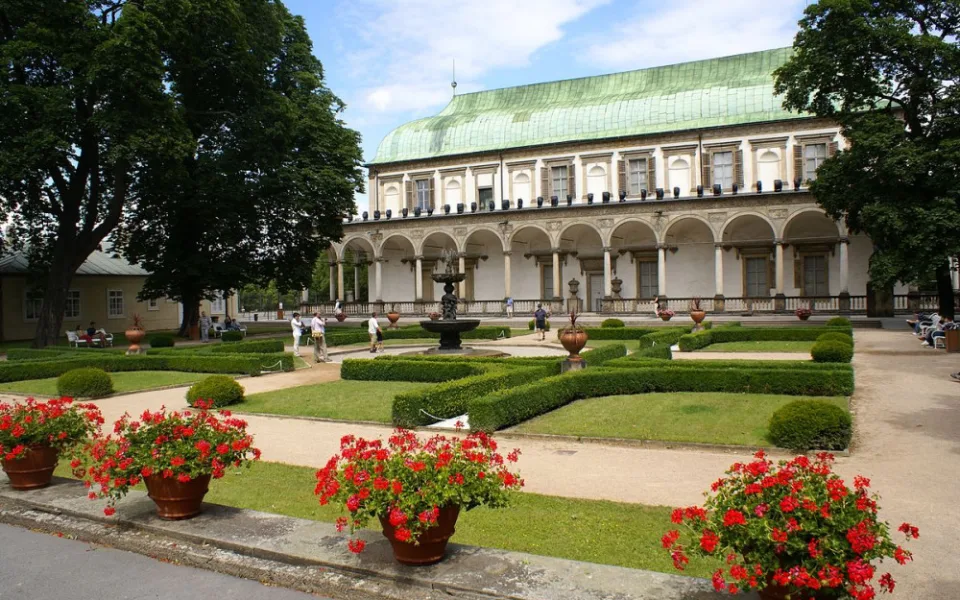 1200px-Pražský_hrad,_Letohrádek_královny_Anny_02