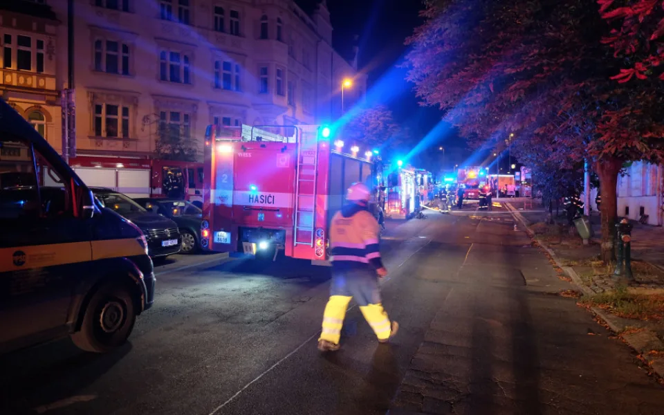 FOTO: V domě v Praze dnes hořelo. Hasiči kvůli masivnímu úniku plynu evakuovali obyvatele